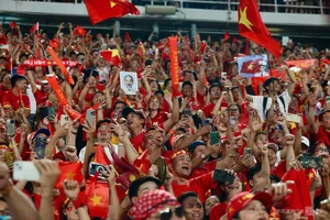 Vietnamese Players Toss Coach Kim Sang-sik in Celebration of ASEAN Cup Victory - image 7