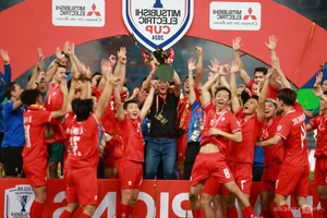 Vietnamese Players Toss Coach Kim Sang-sik in Celebration of ASEAN Cup Victory - image 9