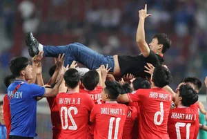 Vietnamese Players Toss Coach Kim Sang-sik in Celebration of ASEAN Cup Victory - image 4