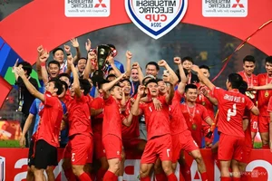 Vietnamese Players Toss Coach Kim Sang-sik in Celebration of ASEAN Cup Victory - image 2