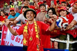 Vietnamese Players Toss Coach Kim Sang-sik in Celebration of ASEAN Cup Victory - image 8