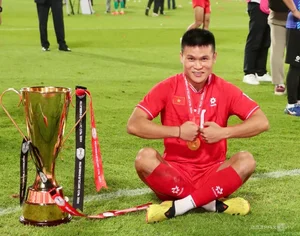 Vietnamese Players Toss Coach Kim Sang-sik in Celebration of ASEAN Cup Victory - image 1