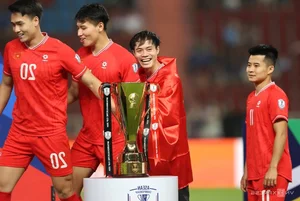 Vietnamese Players Toss Coach Kim Sang-sik in Celebration of ASEAN Cup Victory - image 12