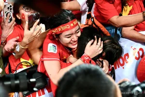 Vietnamese Players Toss Coach Kim Sang-sik in Celebration of ASEAN Cup Victory - image 13