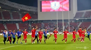 Vietnamese Players Toss Coach Kim Sang-sik in Celebration of ASEAN Cup Victory - image 0