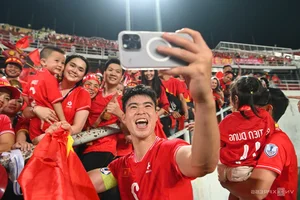 Vietnamese Players Toss Coach Kim Sang-sik in Celebration of ASEAN Cup Victory - image 6