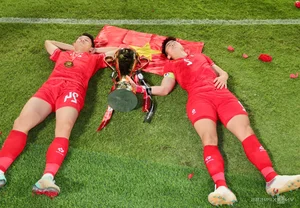 Vietnamese Players Toss Coach Kim Sang-sik in Celebration of ASEAN Cup Victory - image 10