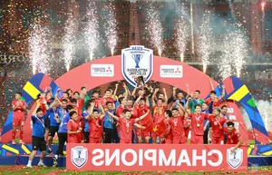 Vietnamese Players Toss Coach Kim Sang-sik in Celebration of ASEAN Cup Victory - image 3
