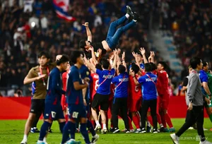 Vietnamese Players Toss Coach Kim Sang-sik in Celebration of ASEAN Cup Victory - image 11
