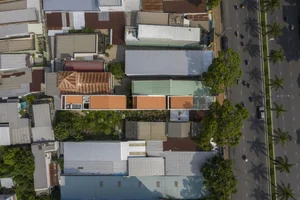 Architectural Marvel: The Stunning Red Tile House in the Heart of Can Tho - image 1