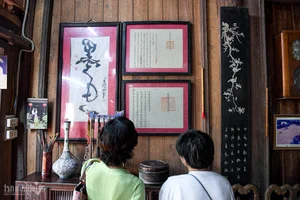 Timeless Heritage: Exploring a 300-Year-Old Ancient House in Duong Lam Village - image 1