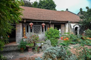 Timeless Heritage: Exploring a 300-Year-Old Ancient House in Duong Lam Village - image 6