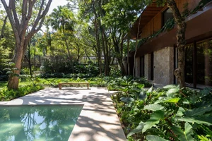 Sustainable Luxury: A 900m2 Villa Designed Around Ancient Trees - image 2