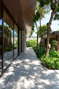Sustainable Luxury: A 900m2 Villa Designed Around Ancient Trees - image 1