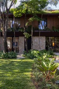 Sustainable Luxury: A 900m2 Villa Designed Around Ancient Trees - image 7
