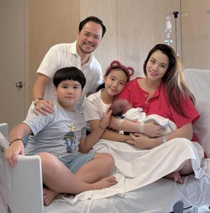 Vietnamese Actress Trang Nhung Stunning Post-Partum Return Two Weeks After Giving Birth - image 0