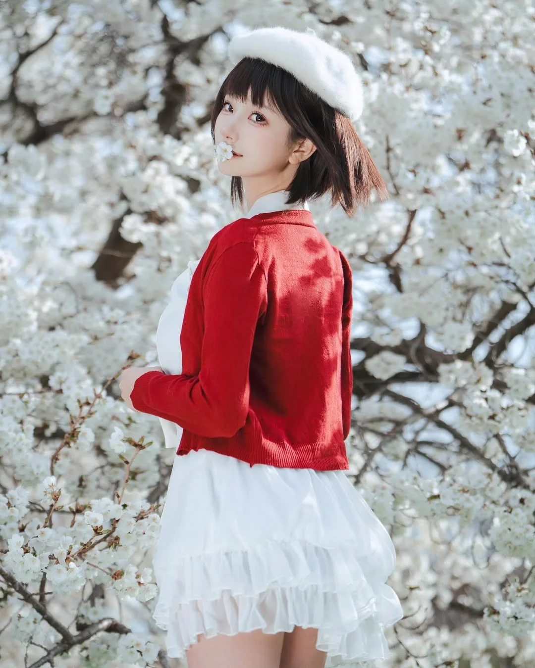 Rising Cosplay Star: Captivating Angelic Visuals and Stunning Costumes