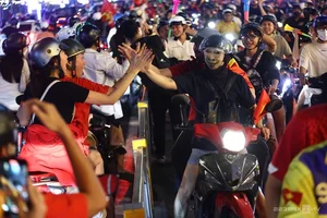 Millions Flood the Streets as Vietnam Celebrates ASEAN Cup 2024 Championship - image 18