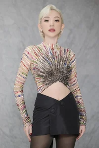 Vietnamese Pop Star Toc Tien's Bold and Glamorous Fashion Evolution - image 8