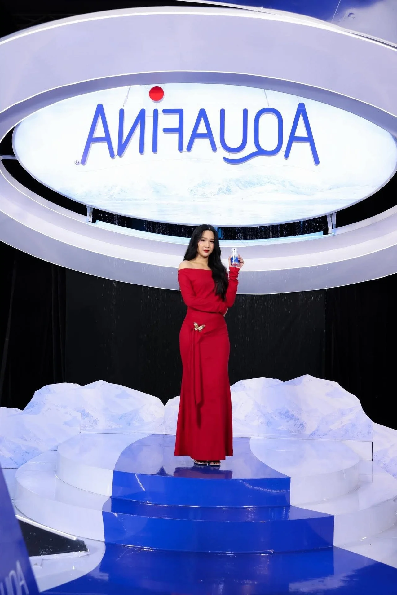 AVIFW Red Carpet: Miss Bui Quynh Hoa and Phan Phuong Oanh Dazzle