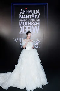 AVIFW Red Carpet: Miss Bui Quynh Hoa and Phan Phuong Oanh Dazzle - image 10
