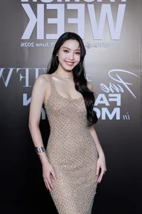 AVIFW Red Carpet: Miss Bui Quynh Hoa and Phan Phuong Oanh Dazzle - image 4