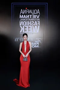 AVIFW Red Carpet: Miss Bui Quynh Hoa and Phan Phuong Oanh Dazzle - image 11