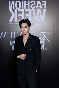 AVIFW Red Carpet: Miss Bui Quynh Hoa and Phan Phuong Oanh Dazzle - image 9