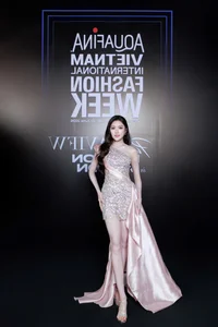 AVIFW Red Carpet: Miss Bui Quynh Hoa and Phan Phuong Oanh Dazzle - image 3