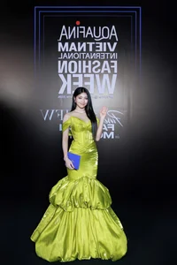 AVIFW Red Carpet: Miss Bui Quynh Hoa and Phan Phuong Oanh Dazzle - image 8