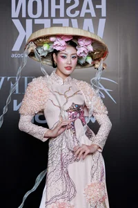 AVIFW Red Carpet: Miss Bui Quynh Hoa and Phan Phuong Oanh Dazzle - image 2