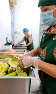 Discover Hanoi’s Unique Salt-Dipped Fruit Ice Cream: A Creative Twist on Mexican Paletas - image 5