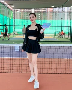 Cong Vinh's Sister Shows Off Radiant Figure on Pickleball Court - image 0