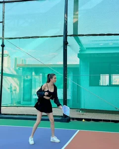 Cong Vinh's Sister Shows Off Radiant Figure on Pickleball Court - image 3