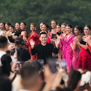 H'Hen Nie and Ngoc Chau Make Dramatic Catwalk Entrance on Rafts - image 7