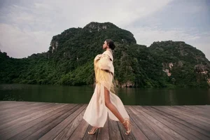 H'Hen Nie and Ngoc Chau Make Dramatic Catwalk Entrance on Rafts - image 5
