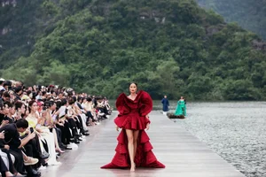 H'Hen Nie and Ngoc Chau Make Dramatic Catwalk Entrance on Rafts - image 4