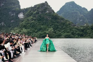 H'Hen Nie and Ngoc Chau Make Dramatic Catwalk Entrance on Rafts - image 1