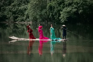 H'Hen Nie and Ngoc Chau Make Dramatic Catwalk Entrance on Rafts - image 2