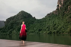 H'Hen Nie and Ngoc Chau Make Dramatic Catwalk Entrance on Rafts - image 10