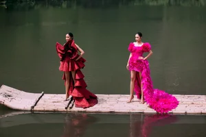 H'Hen Nie and Ngoc Chau Make Dramatic Catwalk Entrance on Rafts - image 12