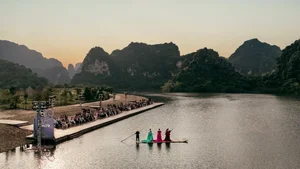 H'Hen Nie and Ngoc Chau Make Dramatic Catwalk Entrance on Rafts - image 9