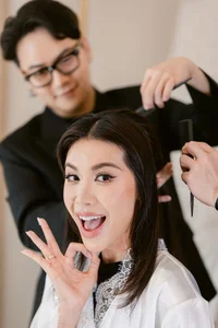 Supermodel Minh Tu's Heartwarming Wedding Moments with Her Mother - image 5