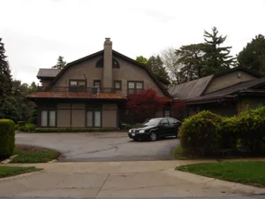 Inside Warren Buffett's Surprisingly Modest Omaha Home - image 5