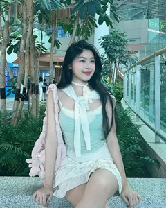 How Did Lo Lem Respond to Online Criticism Regarding Her Voice? - image 2