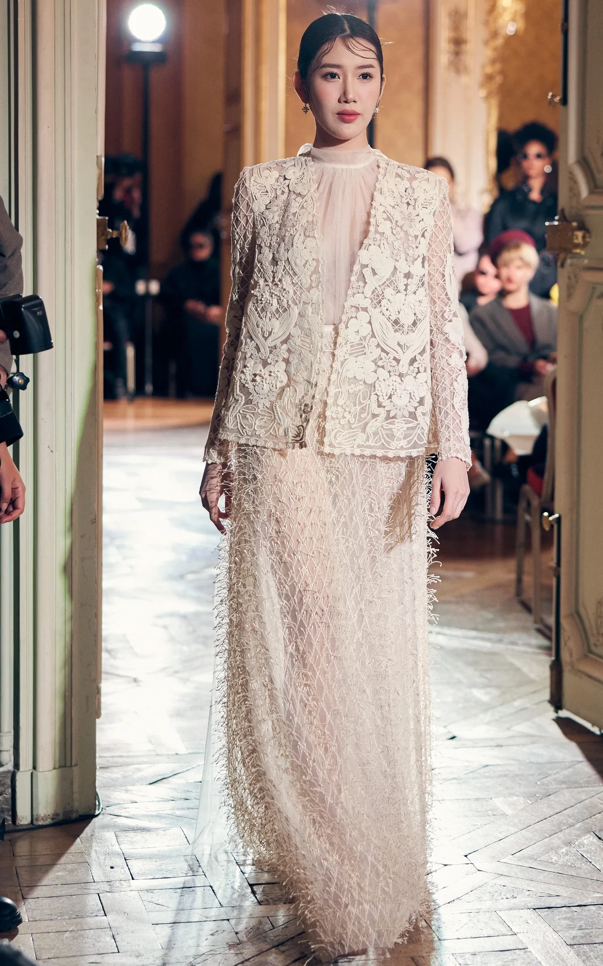Thuy Ngan Shines as Vedette with International Models