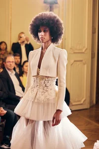 Thuy Ngan Shines as Vedette with International Models - image 3