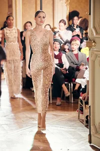 Thuy Ngan Shines as Vedette with International Models - image 5