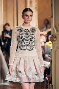 Thuy Ngan Shines as Vedette with International Models - image 7