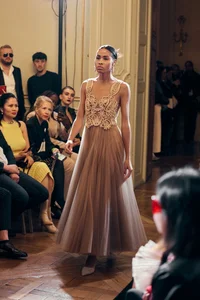 Thuy Ngan Shines as Vedette with International Models - image 2